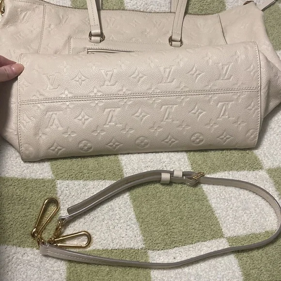 𝗦𝗢𝗟𝗗 𝗢𝗡 𝗩𝗘𝗦𝗧𝗜𝗔𝗜𝗥𝗘-LV EMPREINTE LUMINEUSE TOTE BAG - Picture 3 of 10